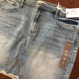 Midi stretch Jean. Very comfortable and great material. Durable